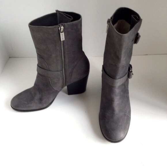 Michael Kors Ashton Zippered Booties. Size 8 - Picture 2 of 9